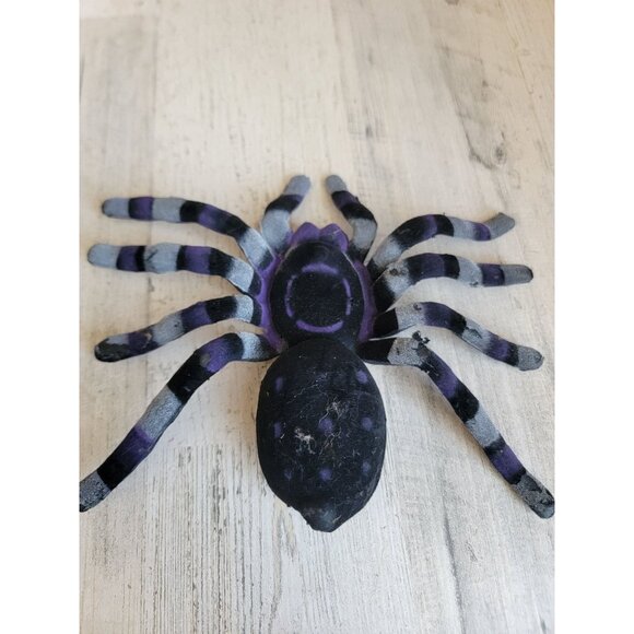 Flocked realistic scary spider purple Halloween home decor - Picture 4 of 7